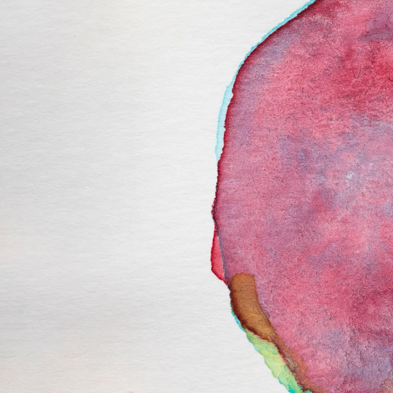 Handgemalter runder Fleck auf weißer Oberfläche