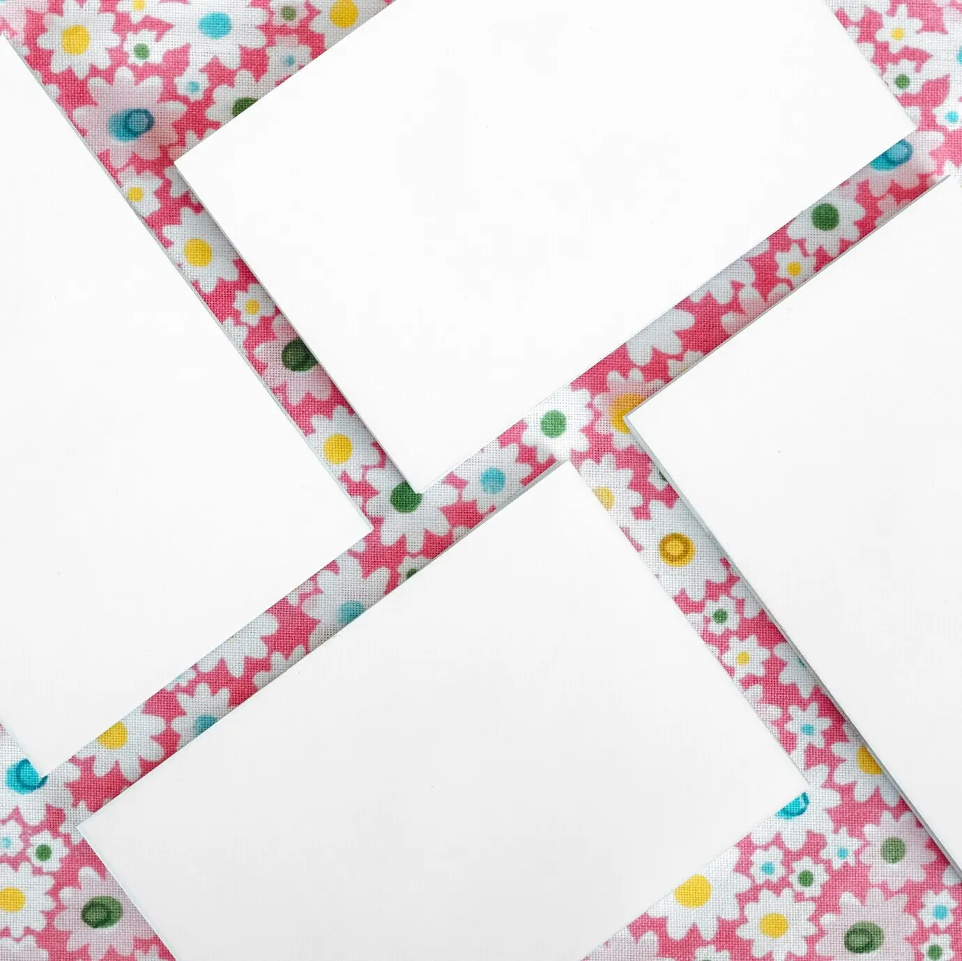 Visitenkarte vor schönem Gänseblümchen-Hintergrund